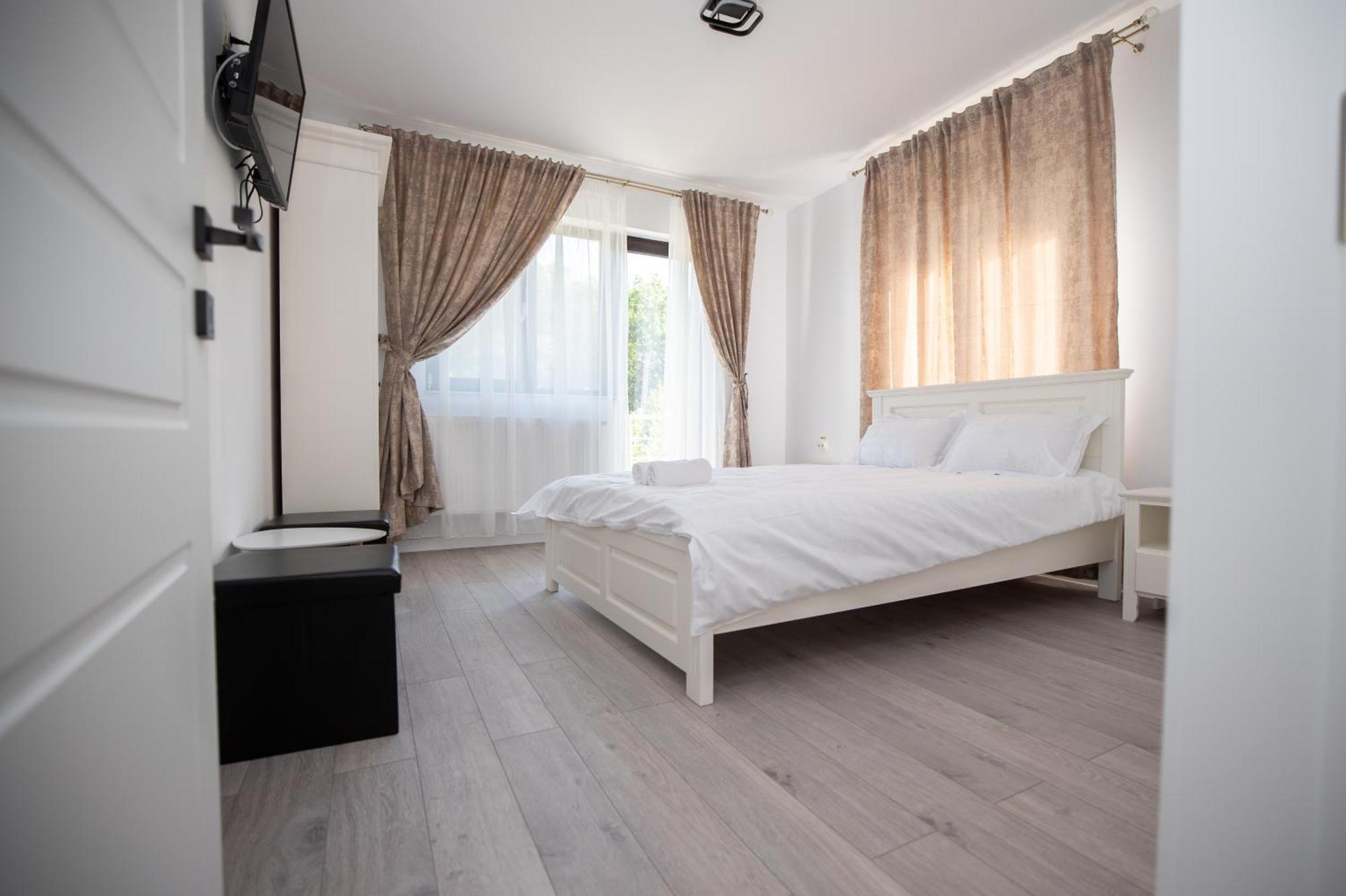 Rem Garden Hotel Novaci-Straini Bagian luar foto