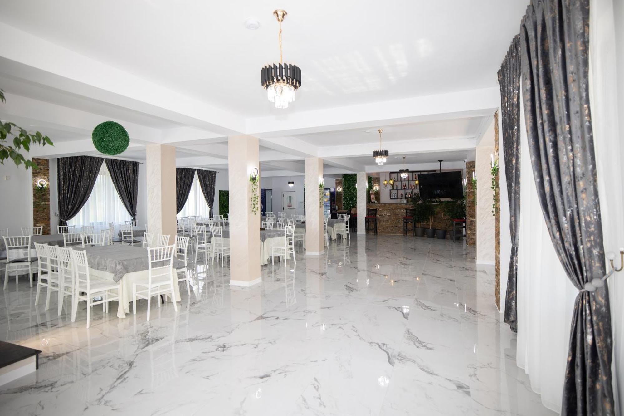 Rem Garden Hotel Novaci-Straini Bagian luar foto