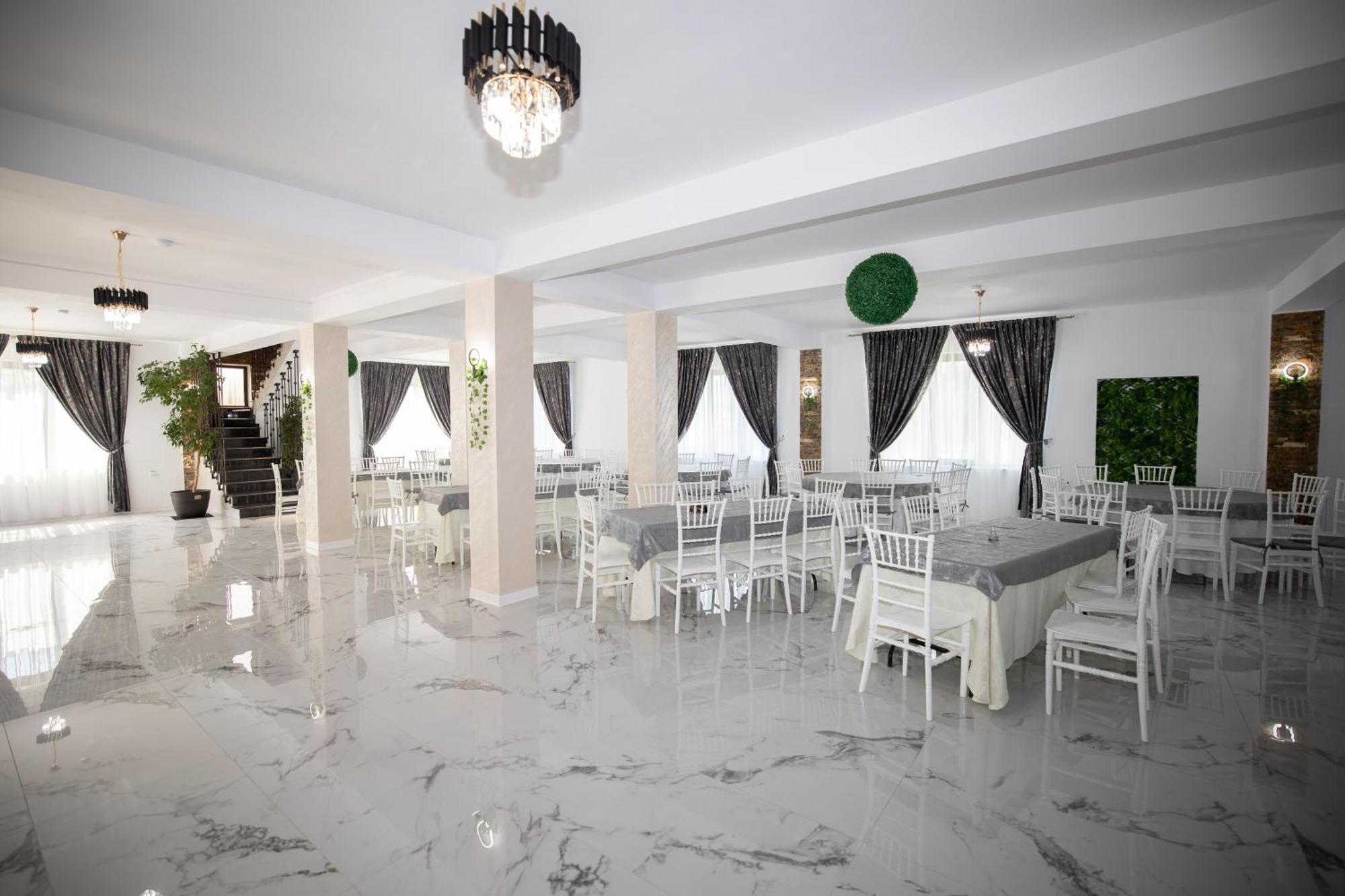 Rem Garden Hotel Novaci-Straini Bagian luar foto