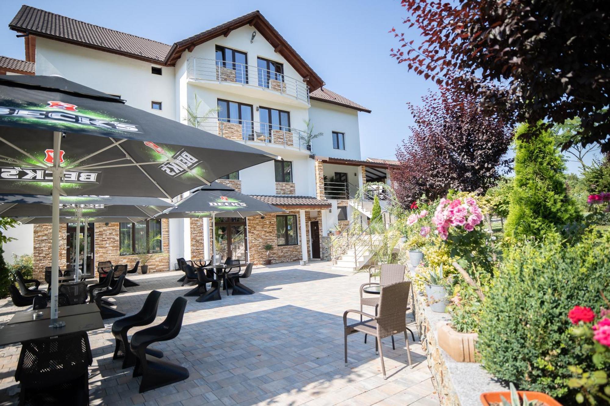 Rem Garden Hotel Novaci-Straini Bagian luar foto
