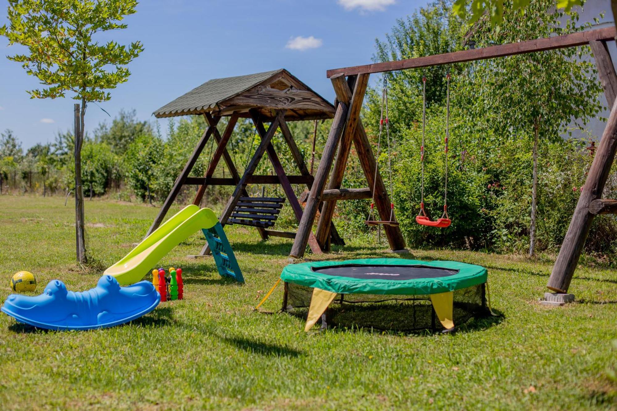 Rem Garden Hotel Novaci-Straini Bagian luar foto
