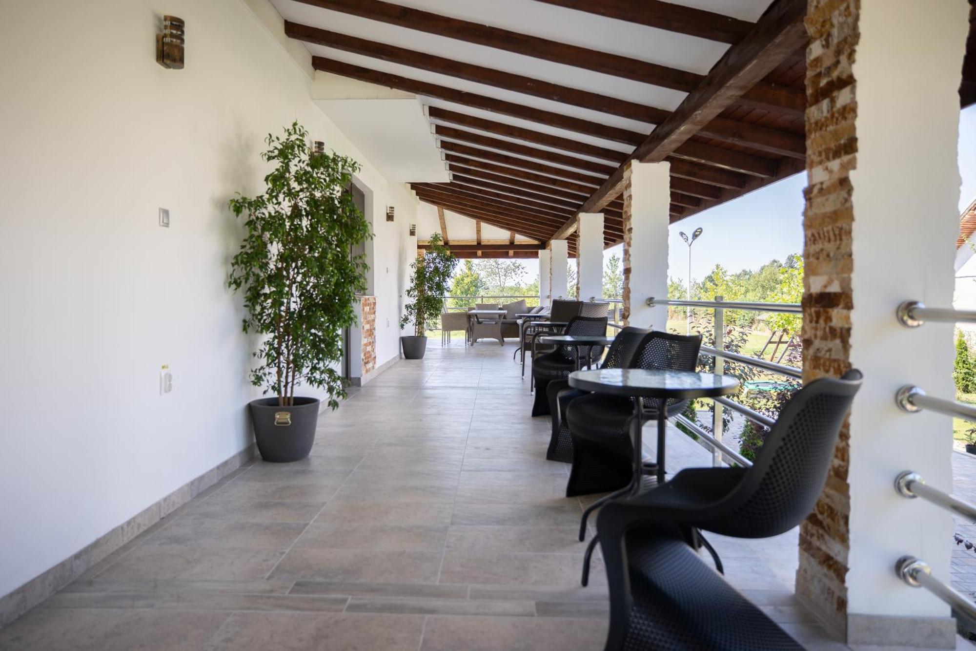 Rem Garden Hotel Novaci-Straini Bagian luar foto