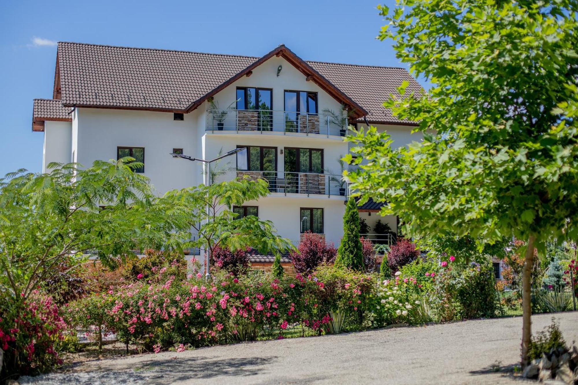 Rem Garden Hotel Novaci-Straini Bagian luar foto