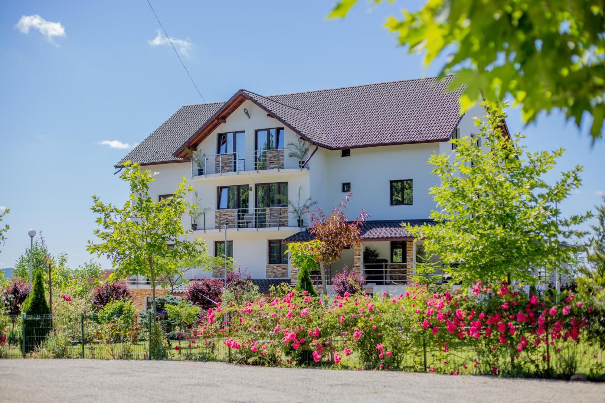 Rem Garden Hotel Novaci-Straini Bagian luar foto